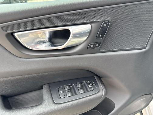 Silver Dawn Metallic 2022 Volvo XC60 B5 Momentum
