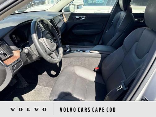 Silver Dawn Metallic 2022 Volvo XC60 B5 Momentum