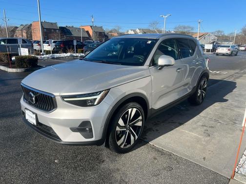 2023 Volvo XC40 B5 Ultimate Bright Theme