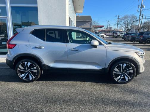 2023 Volvo XC40 B5 Ultimate Bright Theme