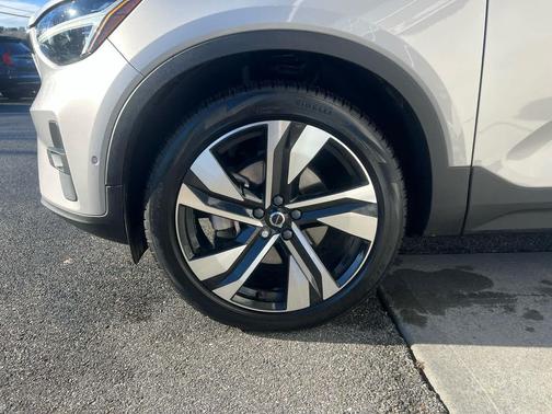 2023 Volvo XC40 B5 Ultimate Bright Theme
