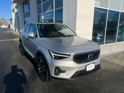 2023 Volvo XC40 B5 Ultimate Bright Theme