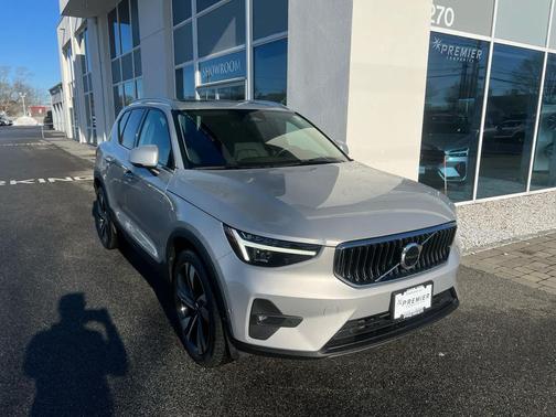 2023 Volvo XC40 B5 Ultimate Bright Theme