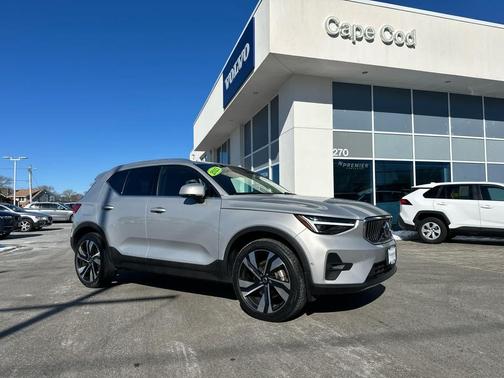 2023 Volvo XC40 B5 Ultimate Bright Theme