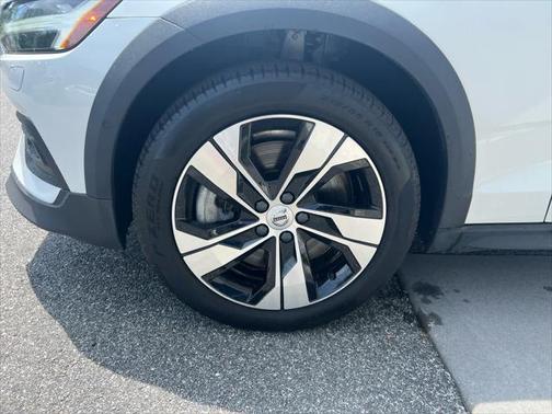 2024 Volvo V60 Cross Country B5 Plus