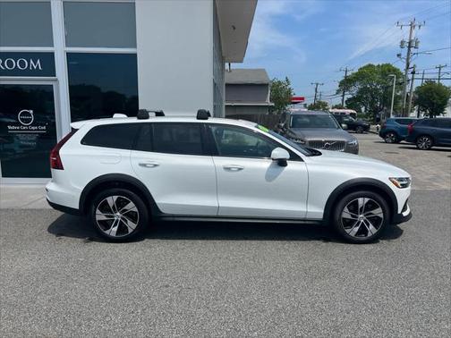 2024 Volvo V60 Cross Country B5 Plus