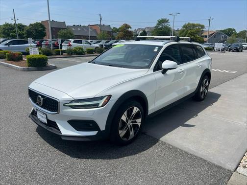 2024 Volvo V60 Cross Country B5 Plus