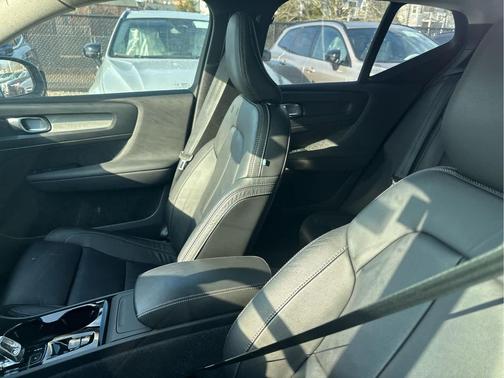2023 Volvo XC40 B5 Plus Bright Theme