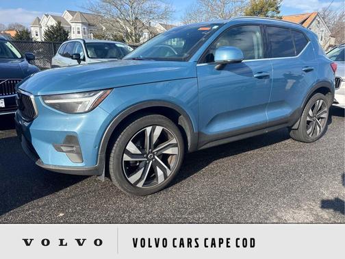 2023 Volvo XC40 B5 Plus Bright Theme