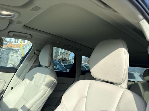 2023 Volvo XC60 B5 Plus Dark Theme