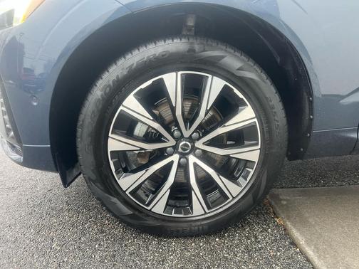 2023 Volvo XC60 B5 Plus Dark Theme