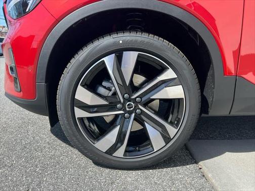 2025 Volvo XC40 B5 Ultra Dark Theme