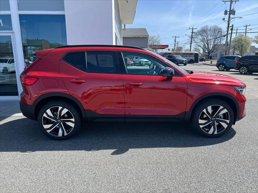 2025 Volvo XC40 B5 Ultra Dark Theme