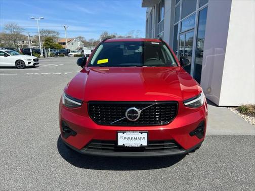 2025 Volvo XC40 B5 Ultra Dark Theme