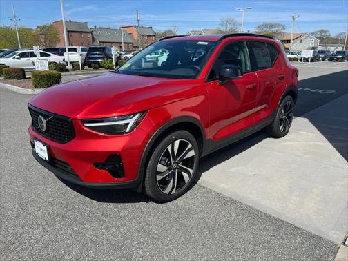 2025 Volvo XC40 B5 Ultra Dark Theme