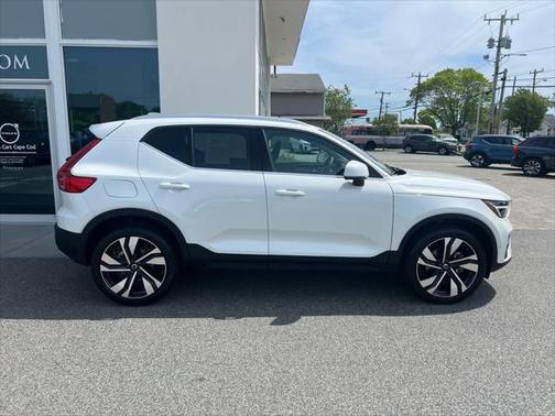 2025 Volvo XC40 B5 Plus Bright Theme