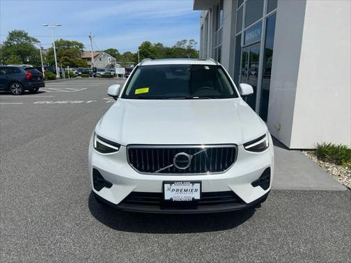 2025 Volvo XC40 B5 Plus Bright Theme
