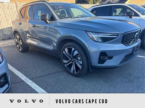 2023 Volvo XC40 B5 Plus Dark Theme