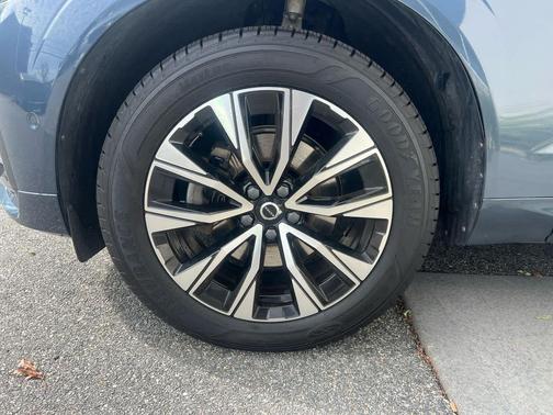 2023 Volvo XC60 B5 Plus Dark Theme
