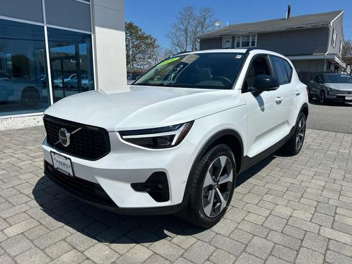 Crystal White 2026 Volvo XC40 Plus, B5 AWD Gas (mild hybrid), Dark