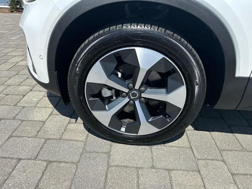 Crystal White 2026 Volvo XC40 Plus, B5 AWD Gas (mild hybrid), Dark