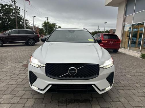 Crystal White Metallic 2026 Volvo XC60 B5 Plus