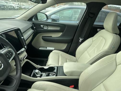 2023 Volvo XC40 B5 Plus Dark Theme