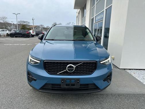 2023 Volvo XC40 B5 Plus Dark Theme