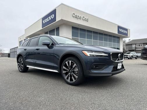 Denim Blue Metallic 2026 Volvo V60 Cross Country Ultra, B5 AWD Gas (mild hybrid)