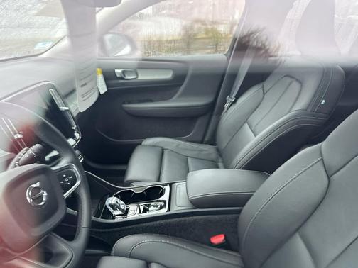 2026 Volvo XC40 Plus, B5 AWD Gas (mild hybrid), Dark