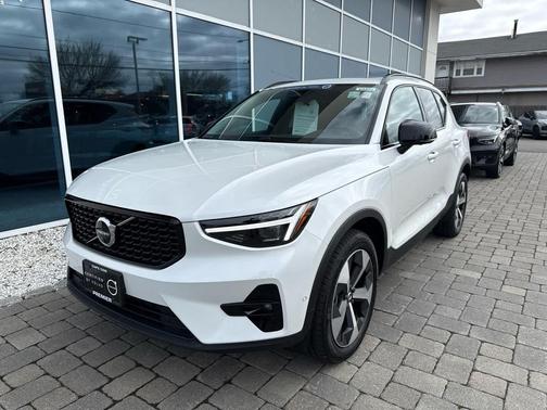 Crystal White 2026 Volvo XC40 Plus, B5 AWD Gas (mild hybrid), Dark