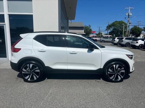 2025 Volvo XC40 B5 Plus Dark Theme