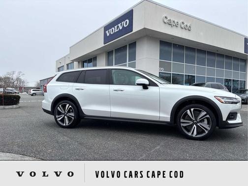 2025 Volvo V60 Cross Country B5 Plus