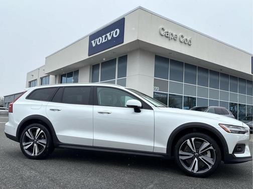 2025 Volvo V60 Cross Country B5 Plus