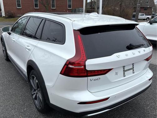 2025 Volvo V60 Cross Country B5 Plus