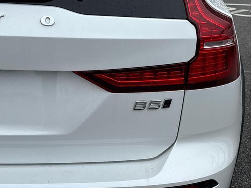 2025 Volvo V60 Cross Country B5 Plus