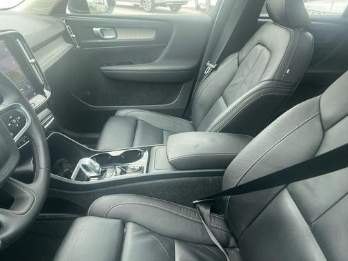 2023 Volvo XC40 B5 Plus Bright Theme