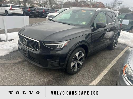 2023 Volvo XC40 B5 Plus Bright Theme