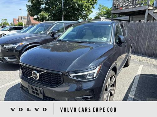 Onyx Black Metallic 2023 Volvo XC40 B5 Plus Dark Theme