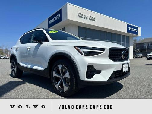 Crystal White 2026 Volvo XC40 Plus, B5 AWD Gas (mild hybrid), Dark
