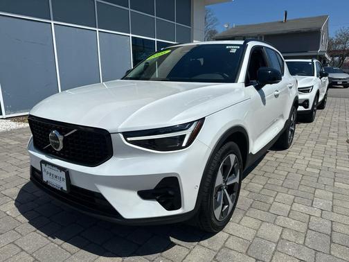 Crystal White 2026 Volvo XC40 Plus, B5 AWD Gas (mild hybrid), Dark