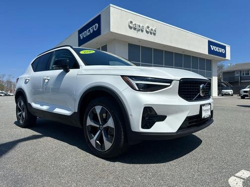 Crystal White 2026 Volvo XC40 Plus, B5 AWD Gas (mild hybrid), Dark