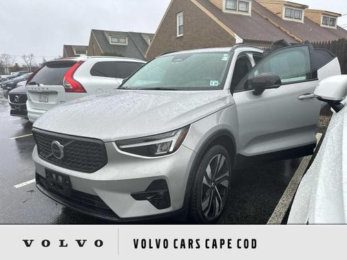 2023 Volvo XC40 B5 Plus Dark Theme