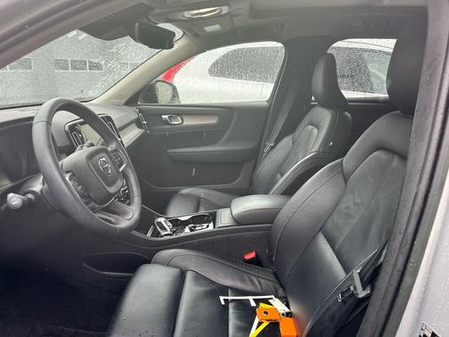 2023 Volvo XC40 B5 Plus Dark Theme