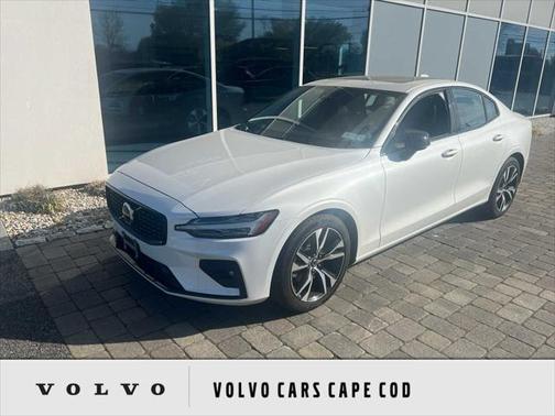 2024 Volvo S60 B5 Core Dark Theme