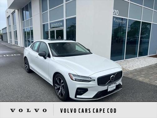 2024 Volvo S60 B5 Core Dark Theme