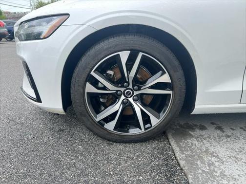 2024 Volvo S60 B5 Core Dark Theme