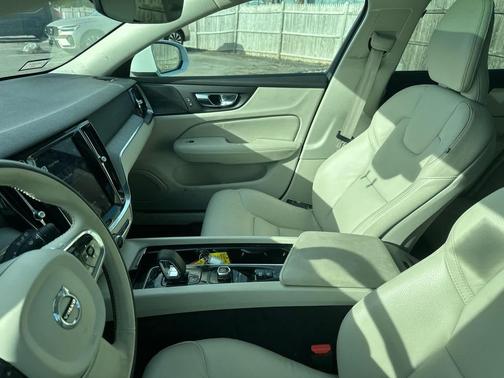 2023 Volvo V60 Cross Country B5 Plus