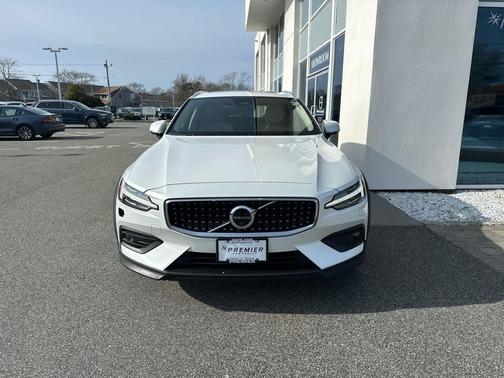 2023 Volvo V60 Cross Country B5 Plus