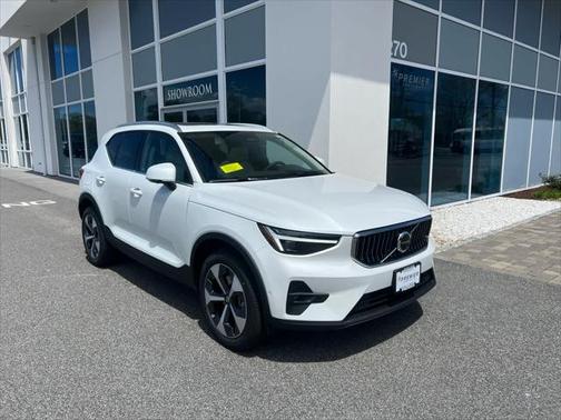 2025 Volvo XC40 B5 Plus Bright Theme